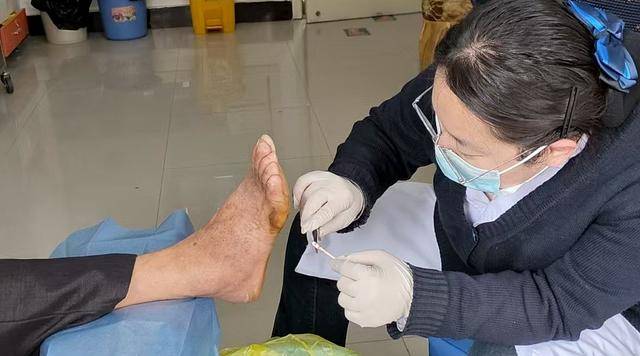泡脚养生却险些截肢？专家指出：糖尿病友秋季护足细节决定成败！