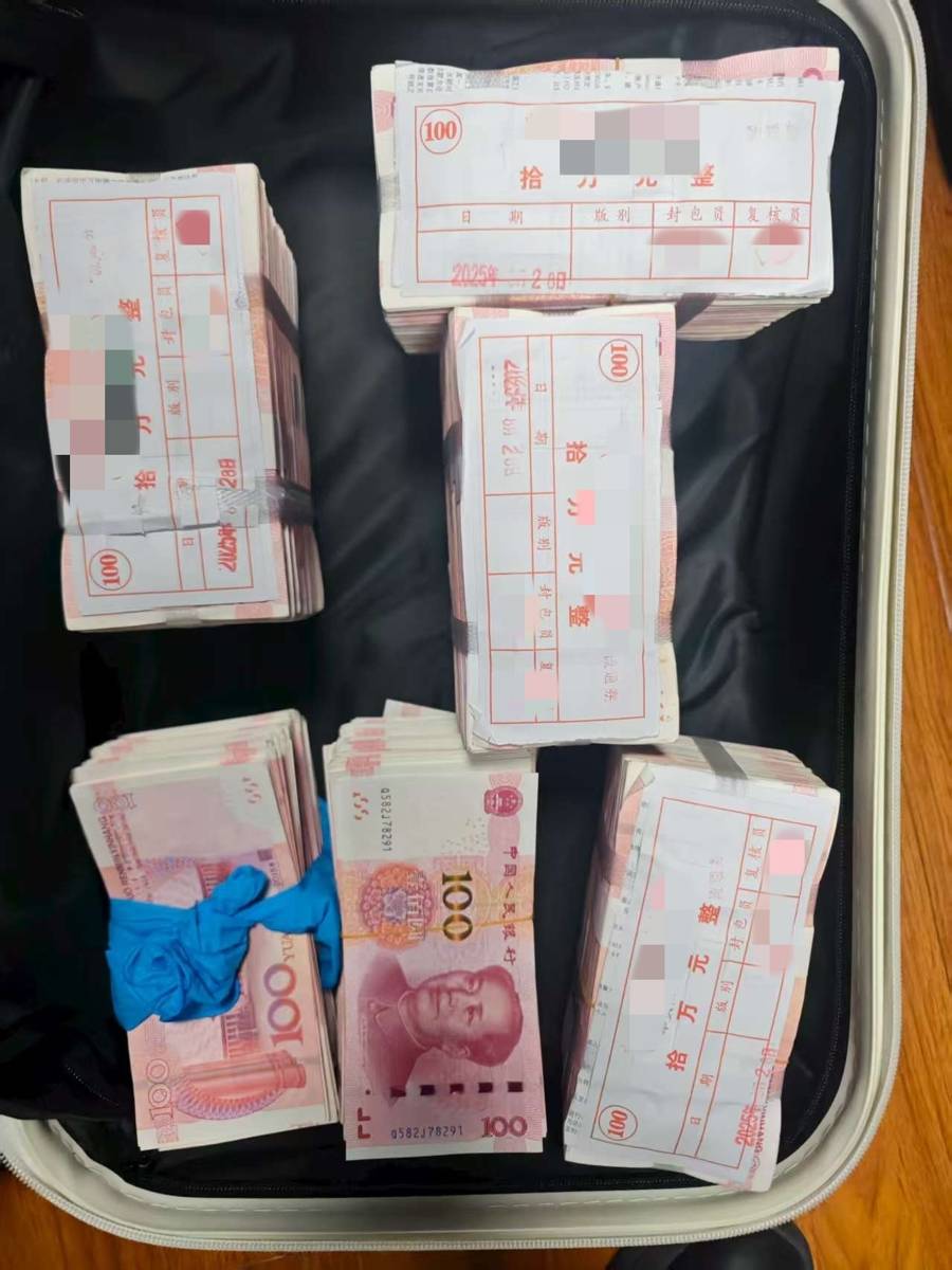 一男子在上海街头被民警拦下，拉杆箱内装了100万现金！