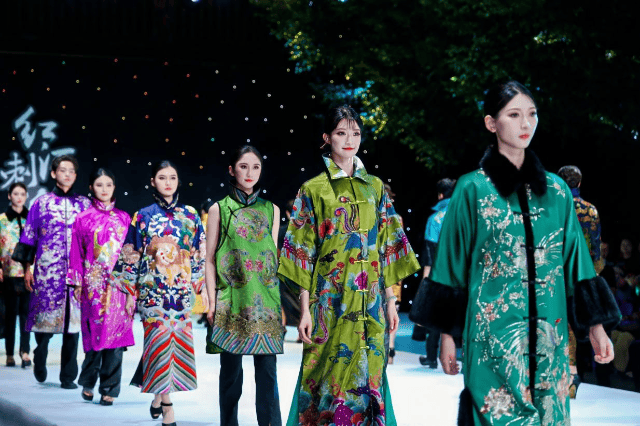 红河州刺绣艺术时装展演在石屏举行