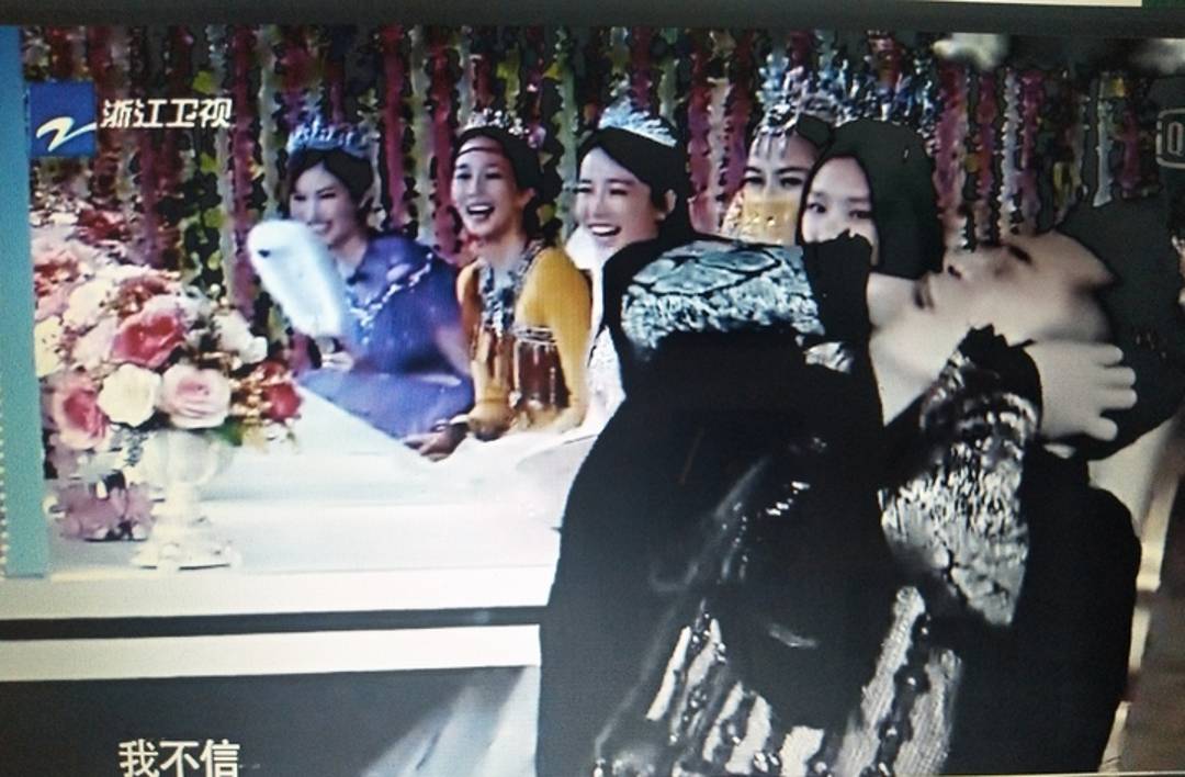 笑声淬毒的公主裙：跑男现场如何将贾玲逼成喜剧祭品