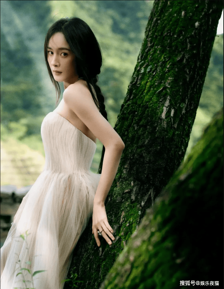 杨幂一袭裸色抹胸纱裙写真气质优雅诠释极致奢华与高级质感