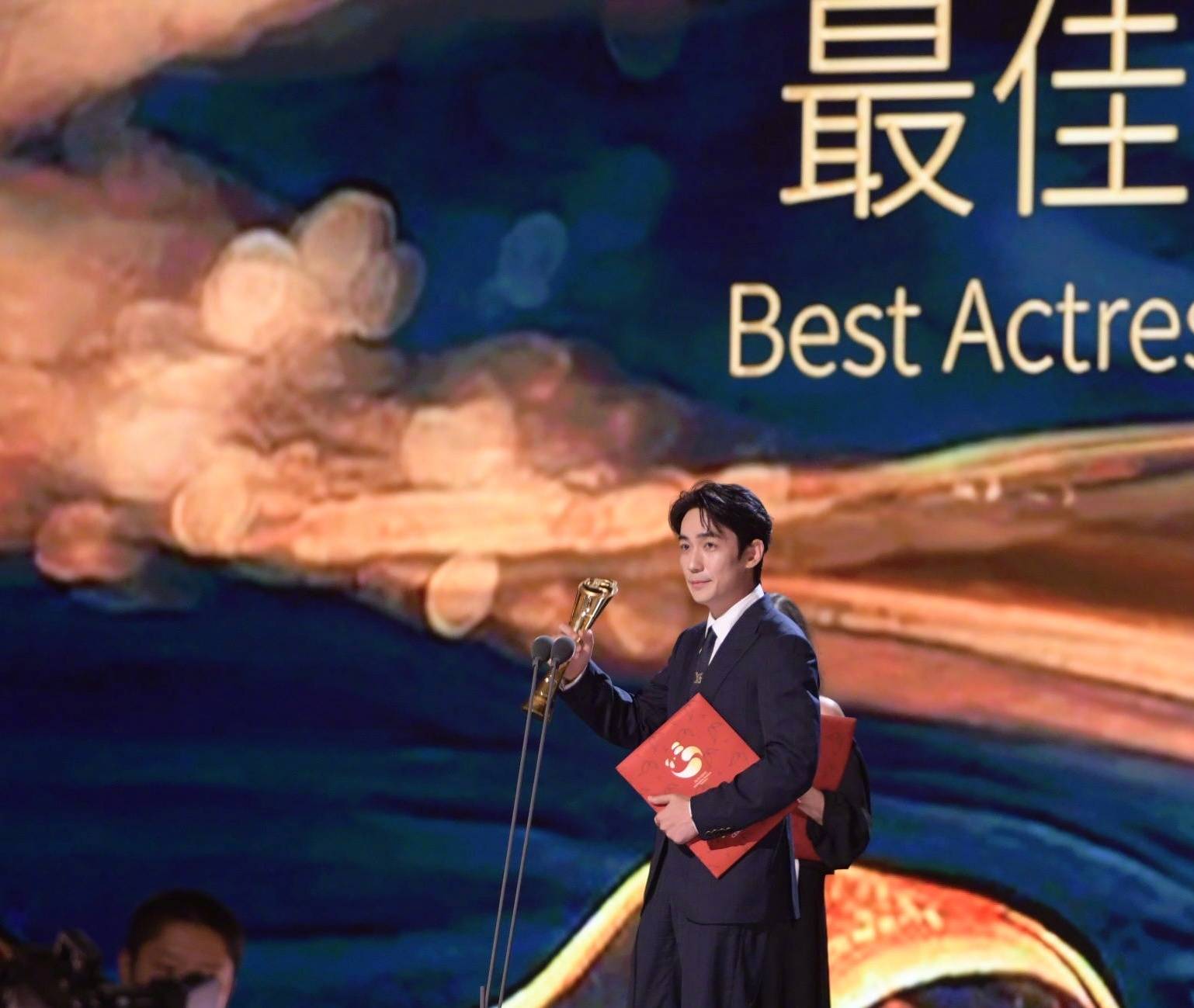 朱一龙凭《河边的错误》获第二届金熊猫奖电影单元最佳男主 感言：“能被看到，感到很荣幸”