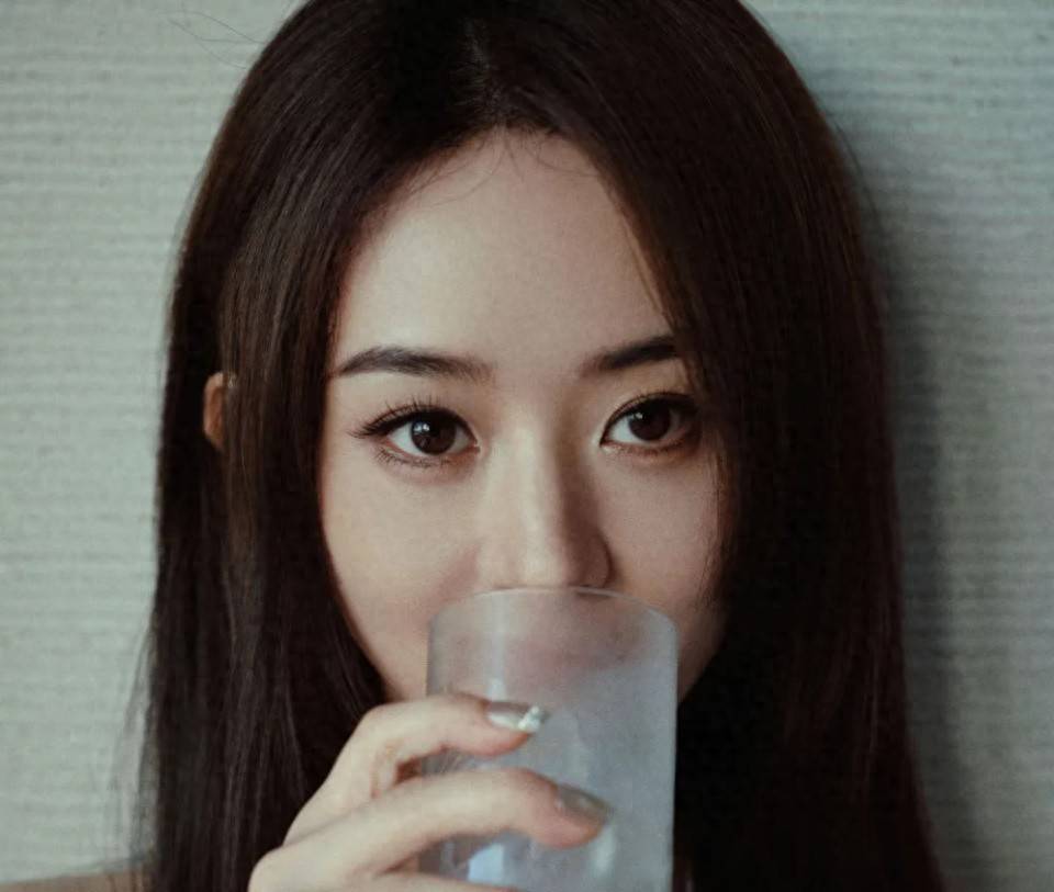 赵丽颖直播被批不敬业？看了2位明星直播翻车，就知她有多冤枉