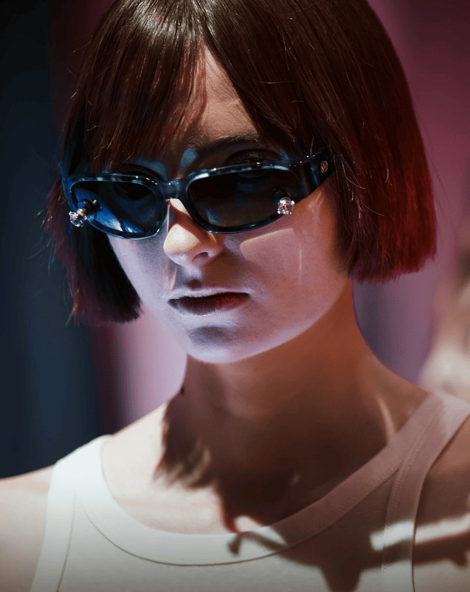 Victor Wong 再掀伦敦时装周话题，携手 RAY CHU 打造前卫多元的 SS26 墨镜