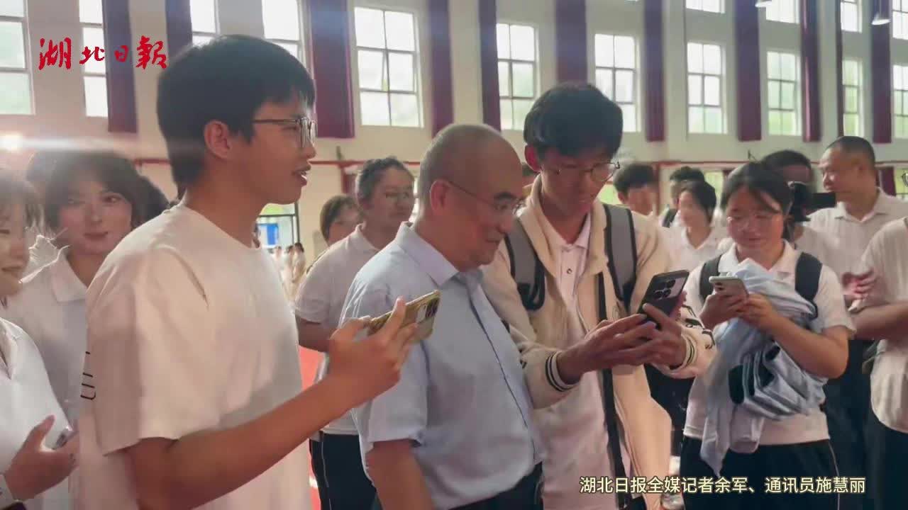 追“星”就追这样的！学子围堵张定宇求合影