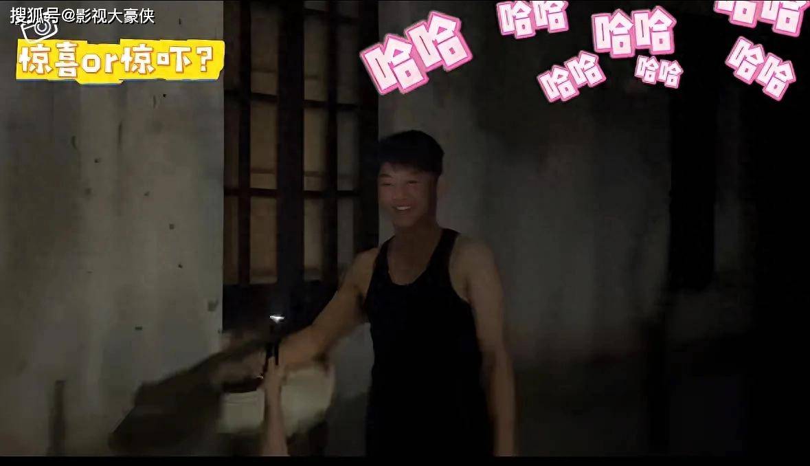 苗苗带俩孩探班郑恺女儿意外受伤，可给郑恺心疼坏了，一家太有爱