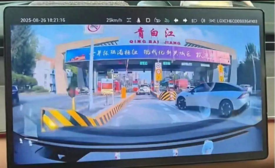 高速出口被蹭ETC，车主直接撞上去！责任怎么算？