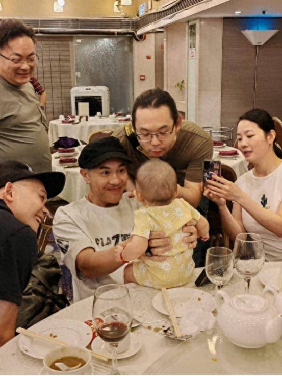 原创            恭喜！香港男星家中有喜，怀抱宝宝一脸开心，自拍照状态惊呆网民