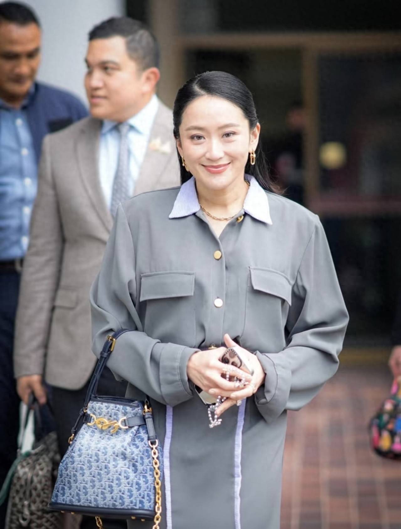 原创            佩通坦下班状态饱满不受影响，她说等待被允许去探望爸爸