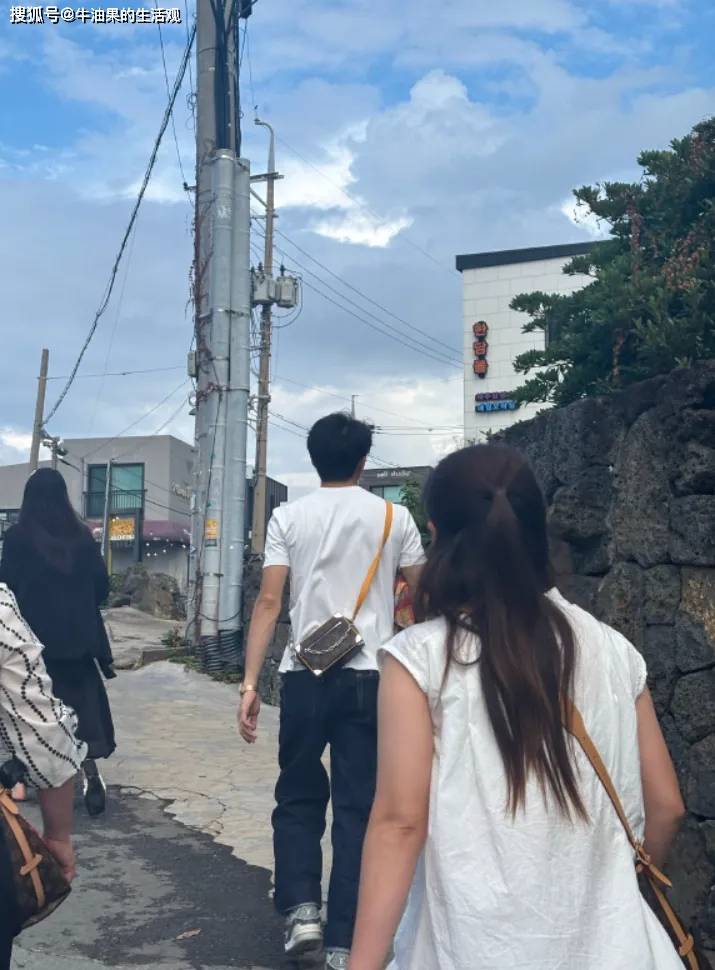 原创            韩安冉四婚四离？宋浩然带女生出游被偶遇，感情破裂原因曝光