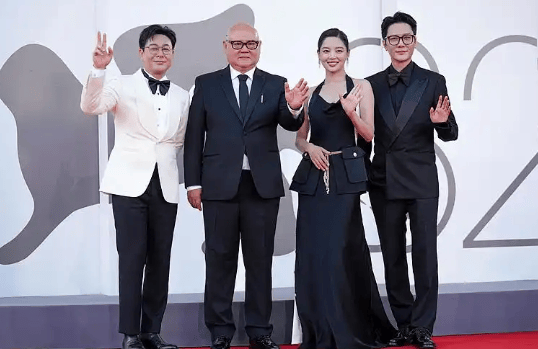 原创            郭富城红毯上气场全开，这身材不输小鲜肉，完全是逆生长的状态