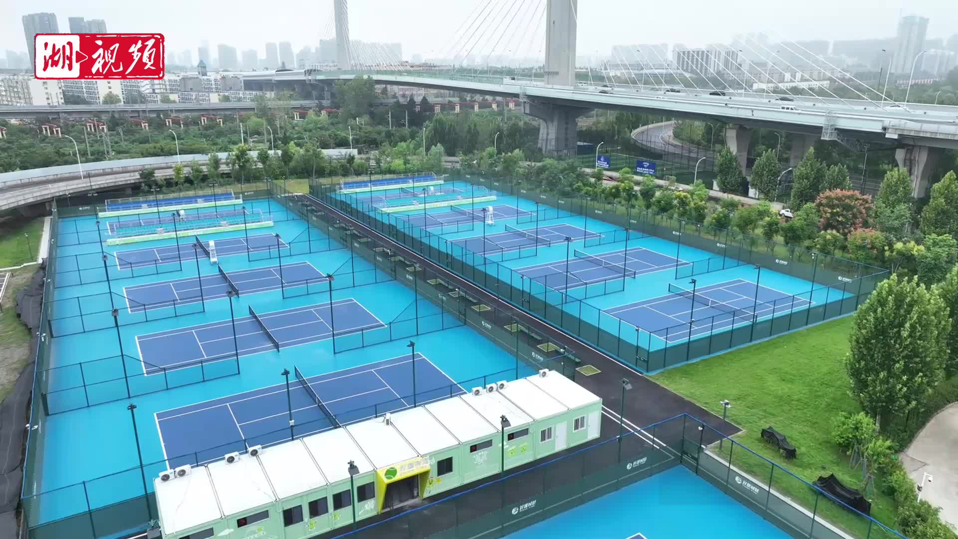 杨泗港快速路下、烽火路旁，闲置地块变身体育公园