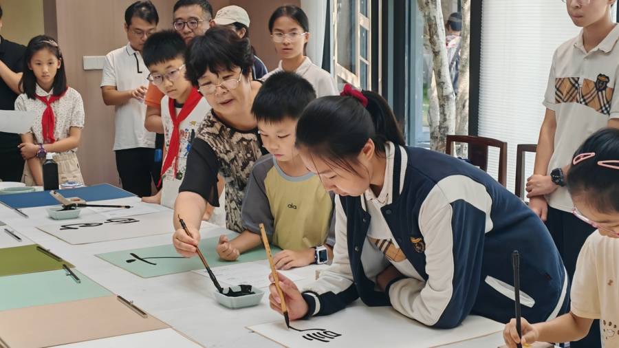 当红色格言遇见翰墨丹青！长三角青少年在陈云纪念馆开展“书法对话”