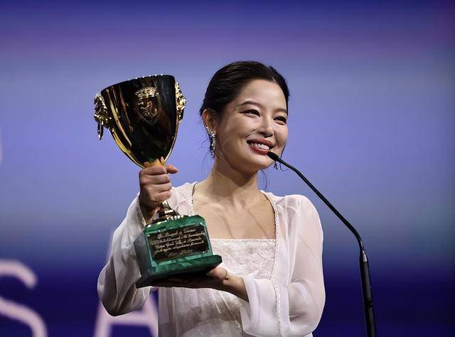 原创            辛芷蕾获影后，半个娱乐圈都发文道贺，唯独她的“好友”异常安静