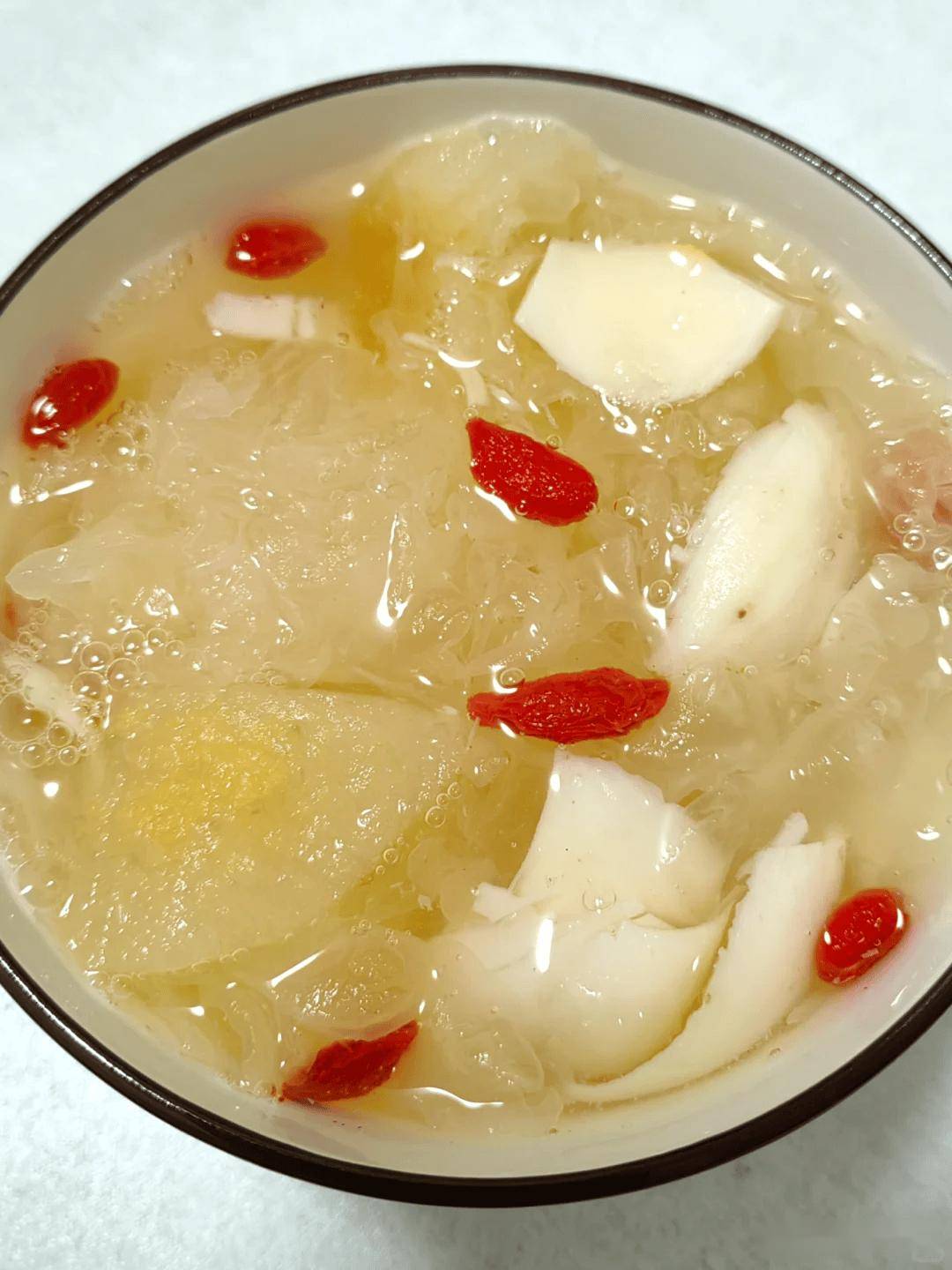 原创            秋燥咽干吃什么？这碗汤食材简单，润肺又舒服