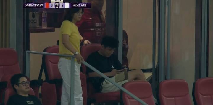 海港0-3落后神户，因伤缺阵的武磊在看台上看手机