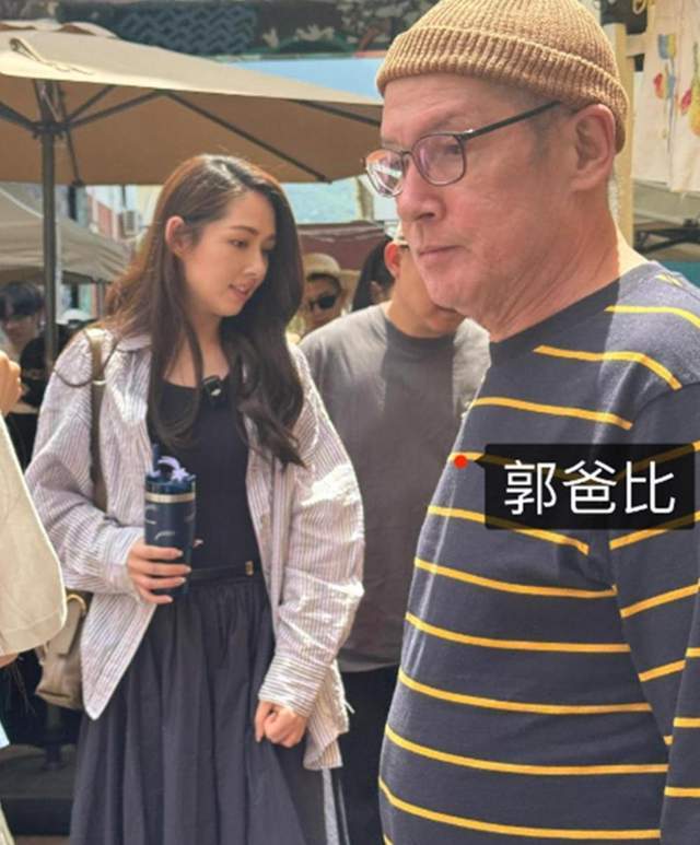 原创            郭碧婷带女儿坐长椅休息，保姆站身前随时照顾，豪门媳妇架子真足