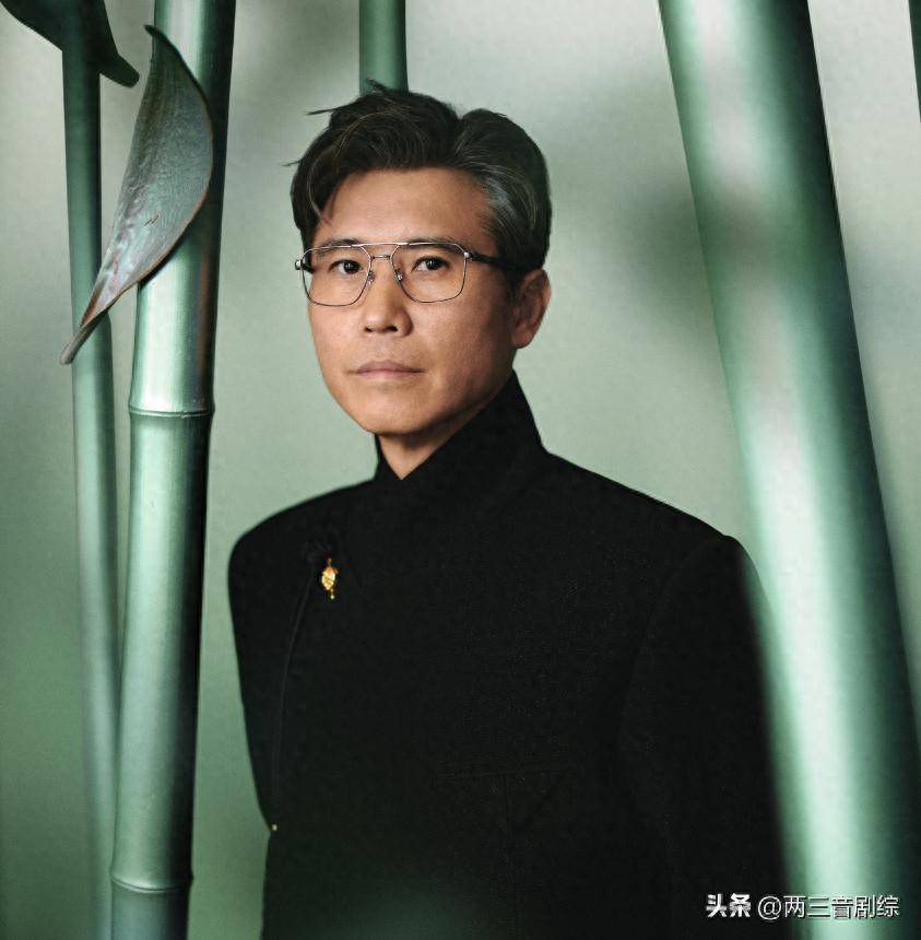 原创            50岁还立“傻白甜”人设？李乃文剪彩频繁失误，老总都显得不耐烦