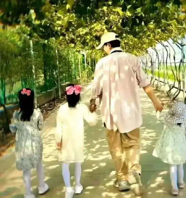 原创            谢娜私下带娃外出被拍，穿紧身裙胖了一圈，双胞胎女儿个子猛蹿