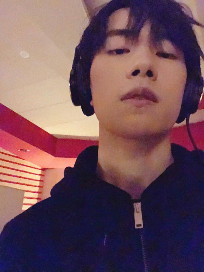 原创            易烊千玺身体状况不理想？刮痧后洗澡发高烧，粉丝也跟着上火