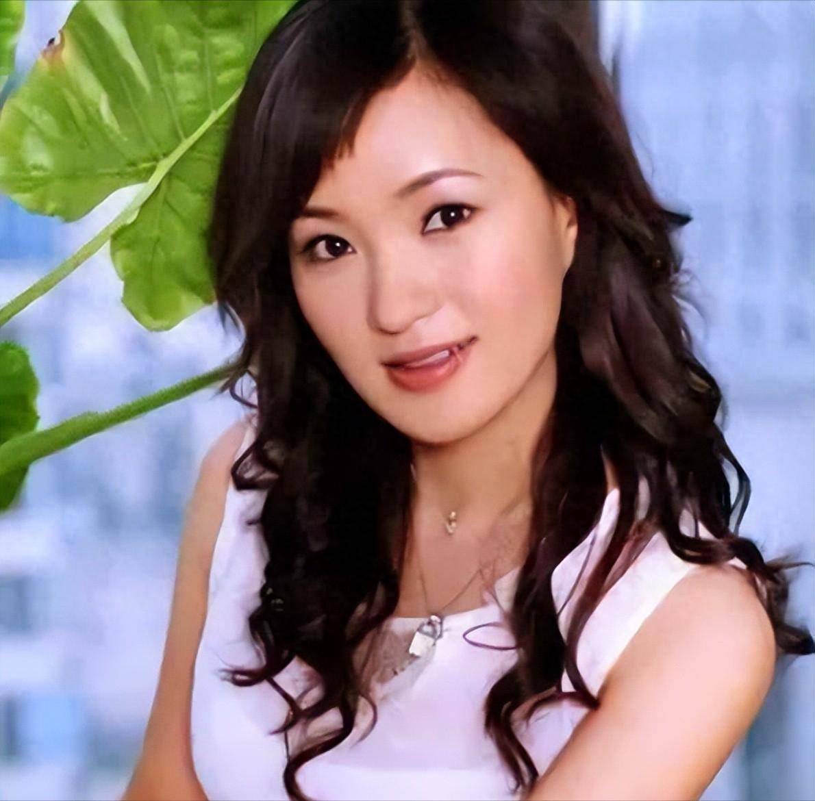 原创            原来他们是夫妻，怪不得雷佳能上12次春晚，丈夫身份真不简单