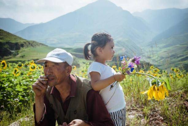 原创            驱车6个小时见女儿，因不戴鞋套被骂，大爷寒心：不应该来
