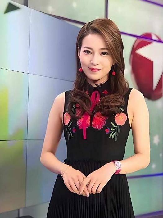 原创            她曾是上海台主持人，如今在仓库打包卖水果，单身带儿子独自生活