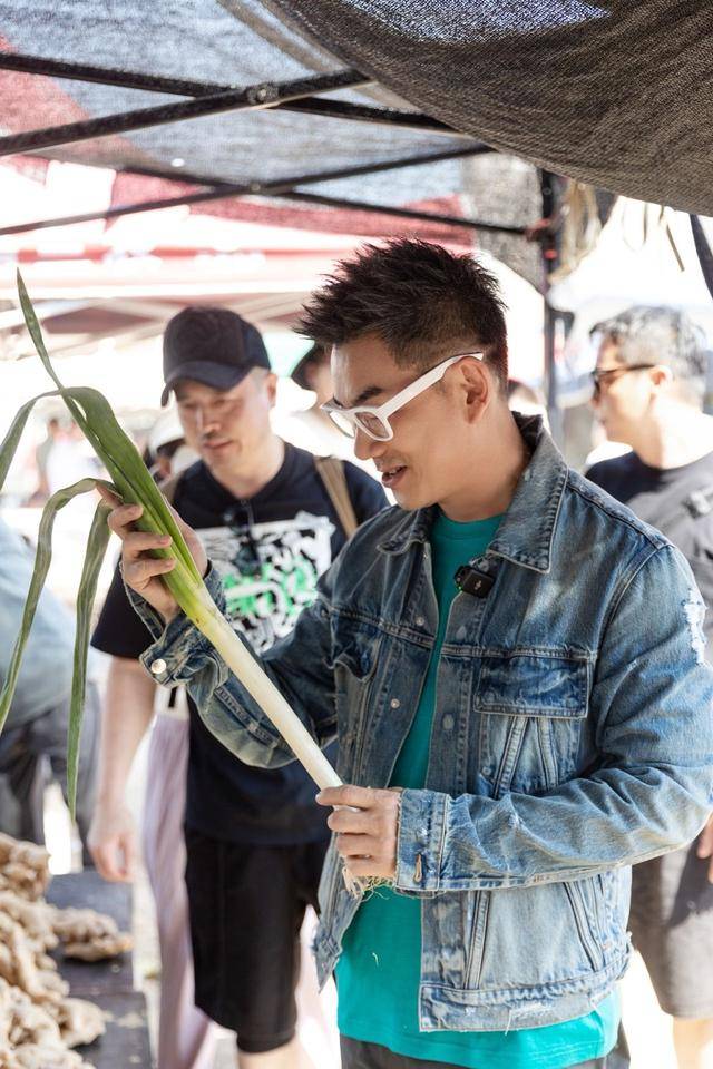 任贤齐打卡烟台盛赞：山东人的热情像葱一样带劲