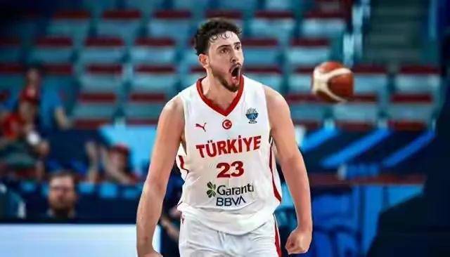 原创            世仇+私人恩怨！字母哥拒绝与申京握手！