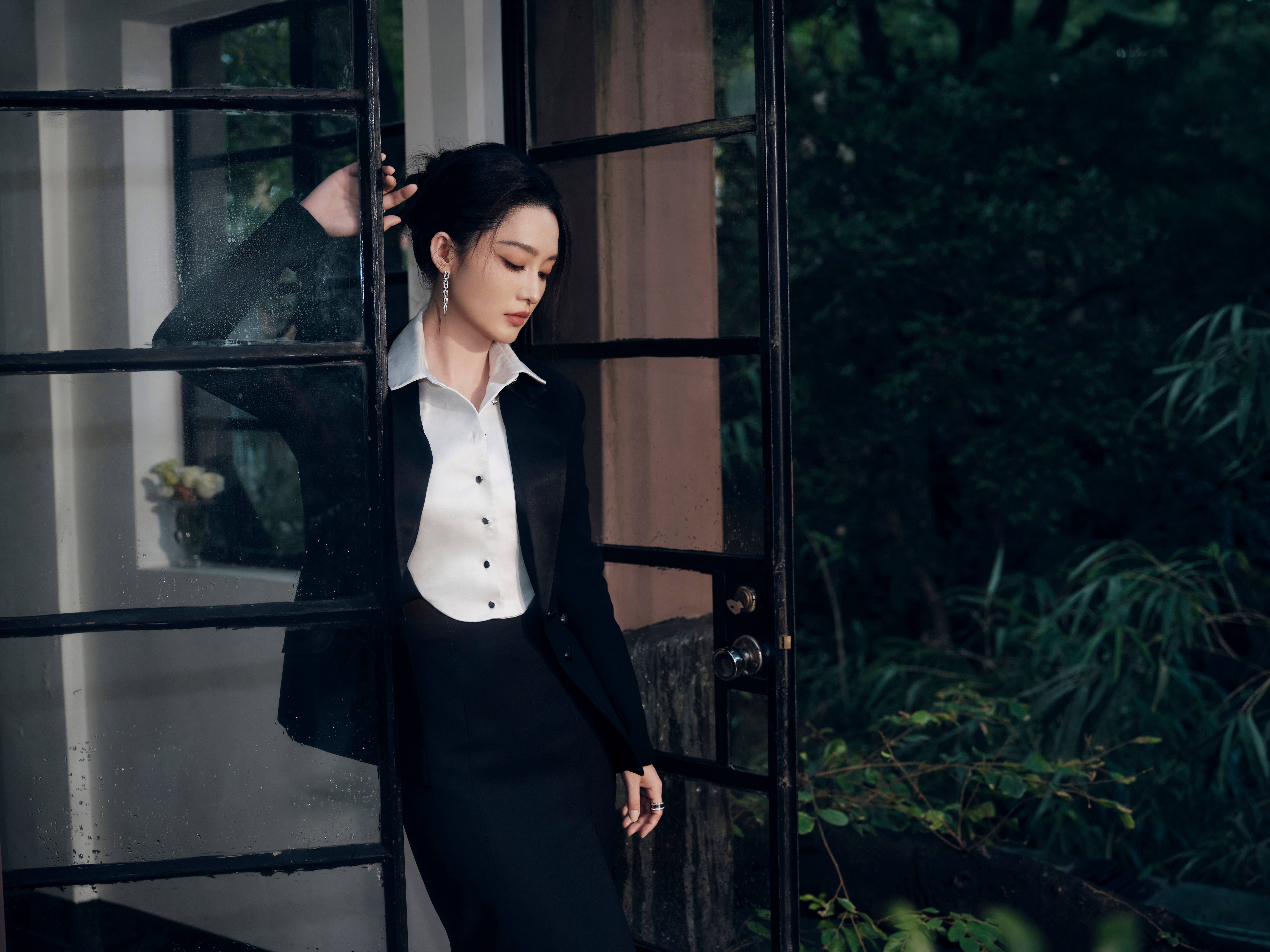 李沁穿拖地西服裙华丽又大气 手拿蝴蝶饰品眼神从容