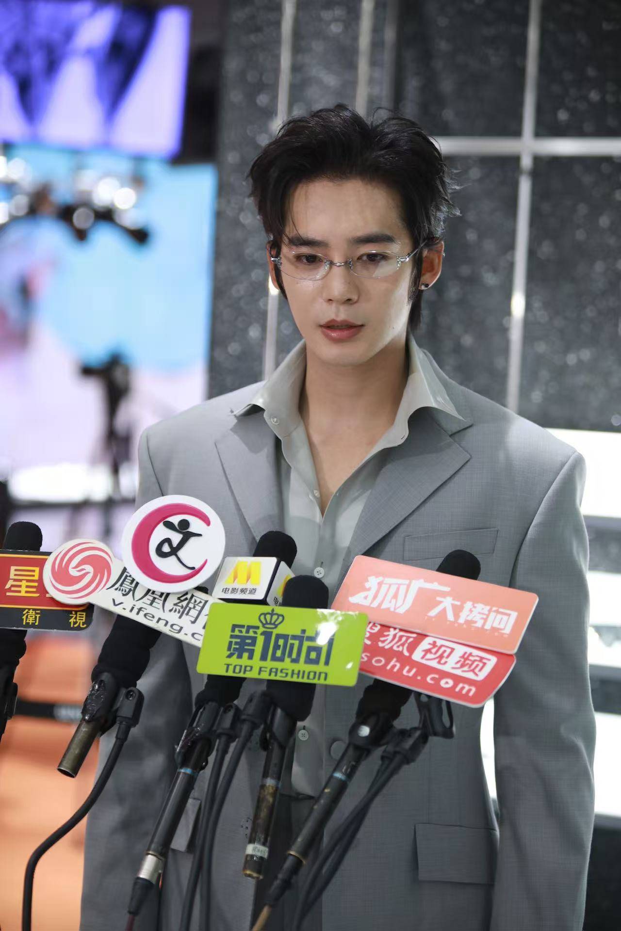 于适西装眼镜精英感十足 谈跨界担任综艺总策划经历