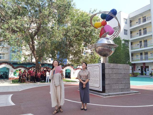 花团锦簇美在一起 ！二七区举行中小学美术书法学科教研活动