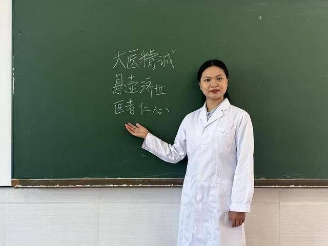 杏林师者｜欧慧萍：三尺讲台承师道 白衣诊室践医心