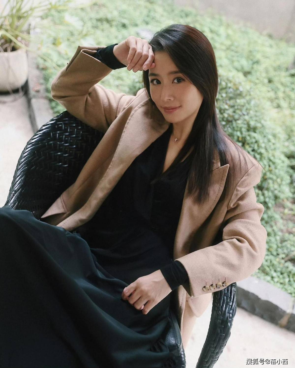 原创            林心如新剪了过肩发型年轻20岁，穿西装+小黑裙，美得像换了个人