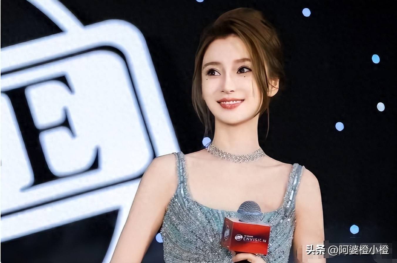 原创            离婚不到一年，吃完黄晓明“红利”的杨颖，又回到了她的“怪圈”