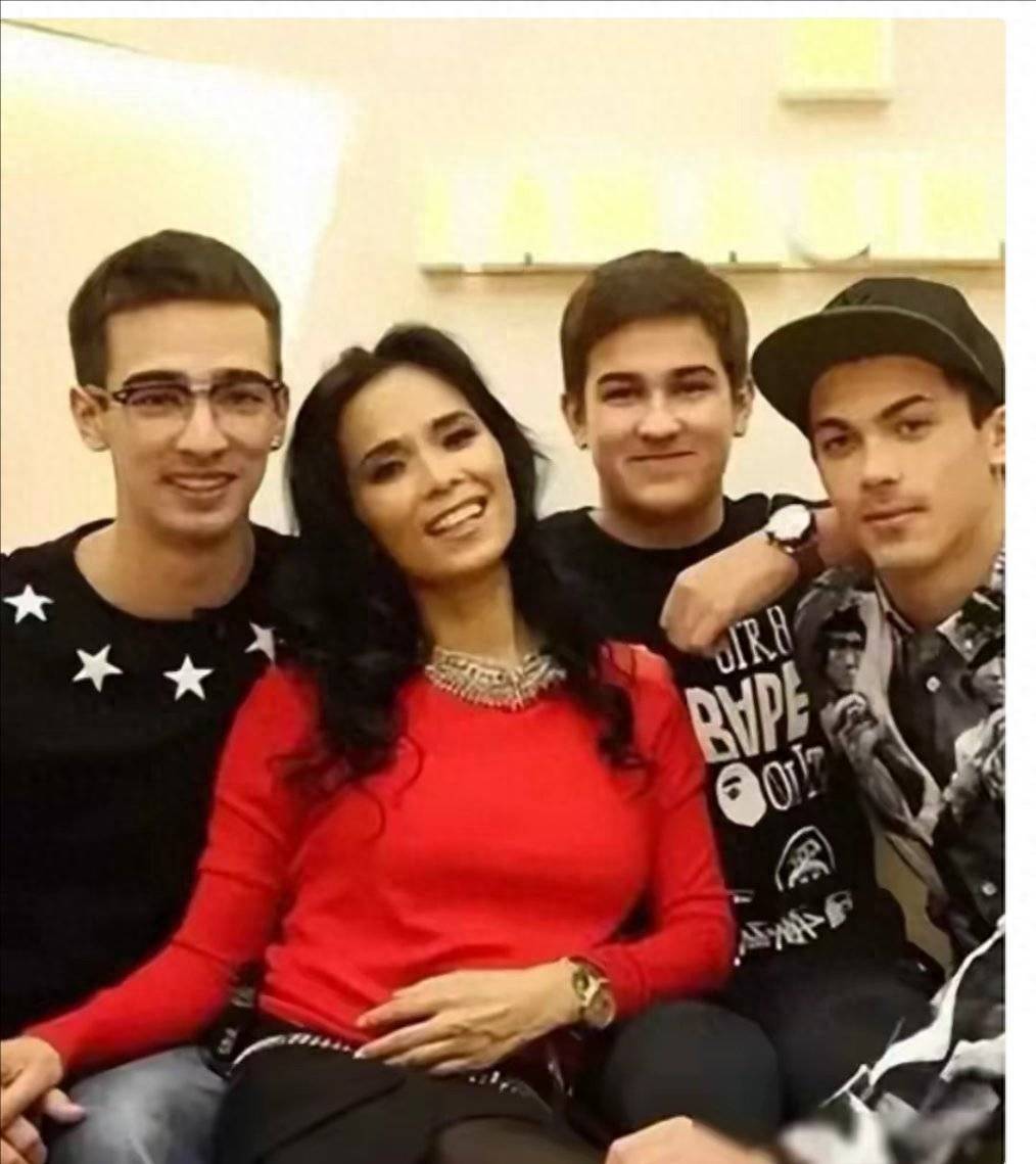 原创            62岁韦唯现状：车祸脊柱断裂，前夫去世，三个混血孩子已回国