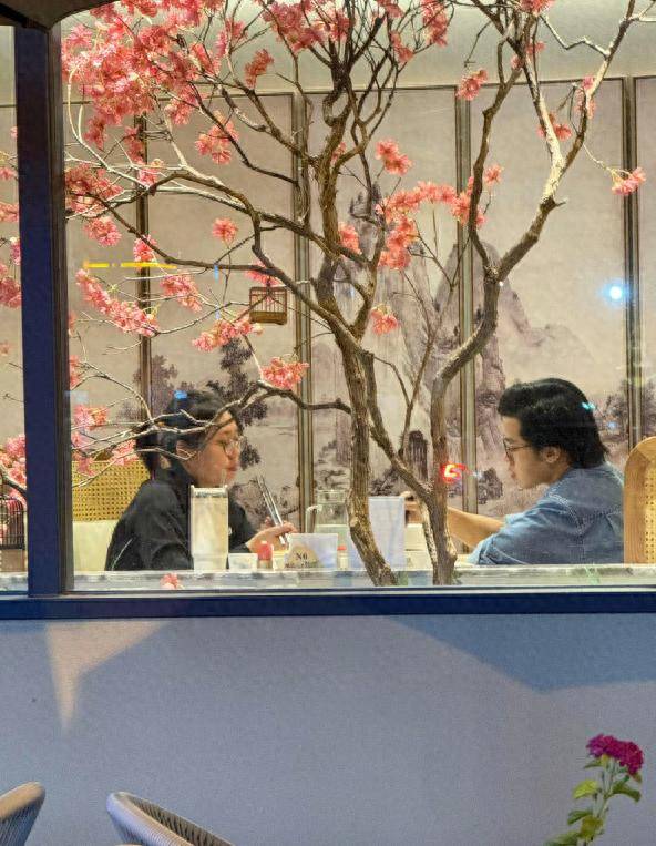 原创            脱口秀女演员约会被偶遇，甜到不行，男方无缝连接引争议！