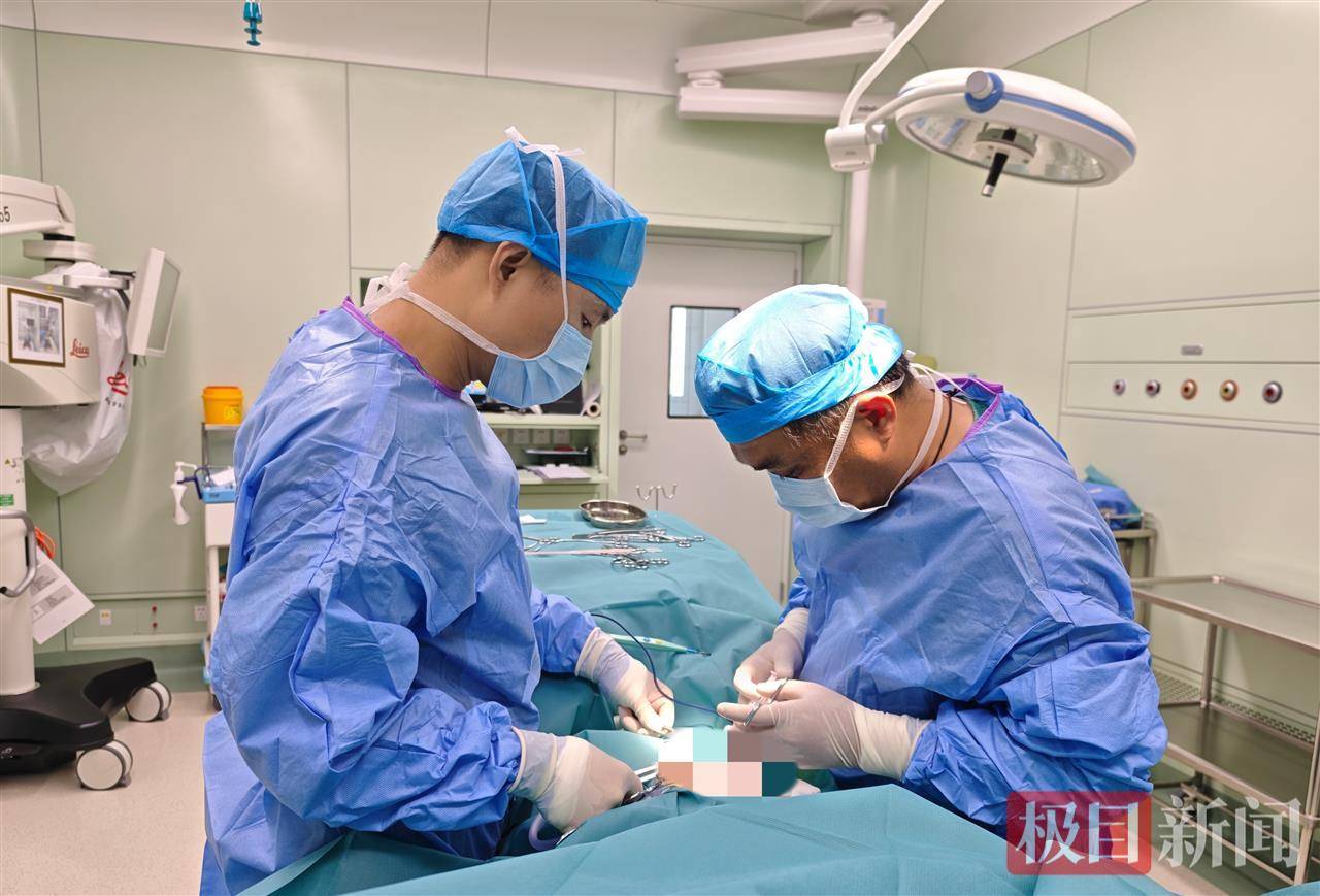 八旬老人隐忍50年，腹股沟疝被拖成“足球”一样大，医生提醒：成人疝气拖不得！