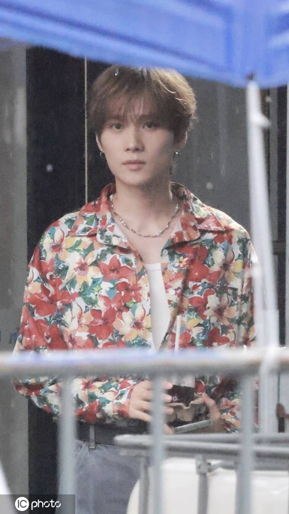 井胧录制《王牌对王牌》 花衬衣搭灰色牛仔裤吸睛帅气