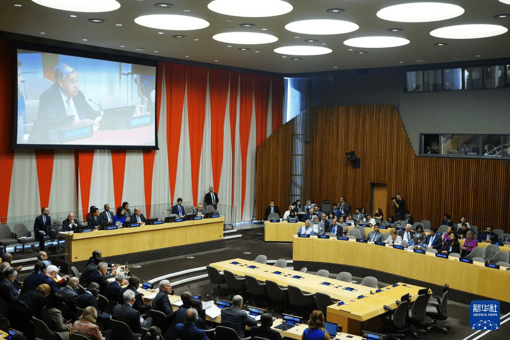 眉山公交司机被玻璃渣刺伤双目，极限操作救下16名乘客【新闻速览】