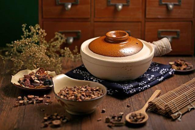 湿热致“臭”不用愁：5个中成药辨证祛湿热，告别腋臭、口臭异味