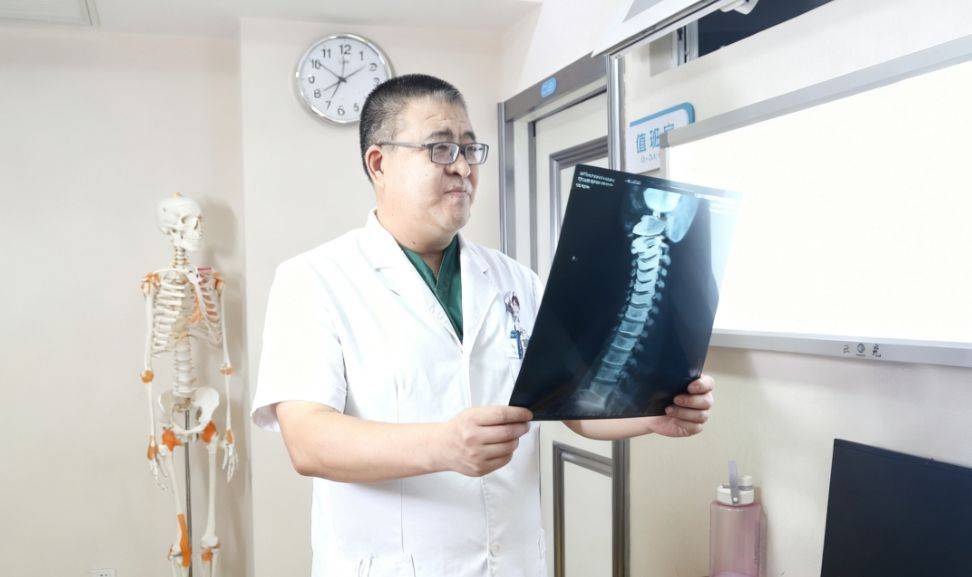 一扭脖子就“咔咔”响？一条毛巾帮你缓解颈肩疲劳