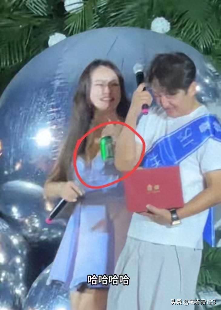 原创            邹市民带妻子参加好友婚礼，冉莹颖穿旧衣身材显壮实，玩儿嗨了