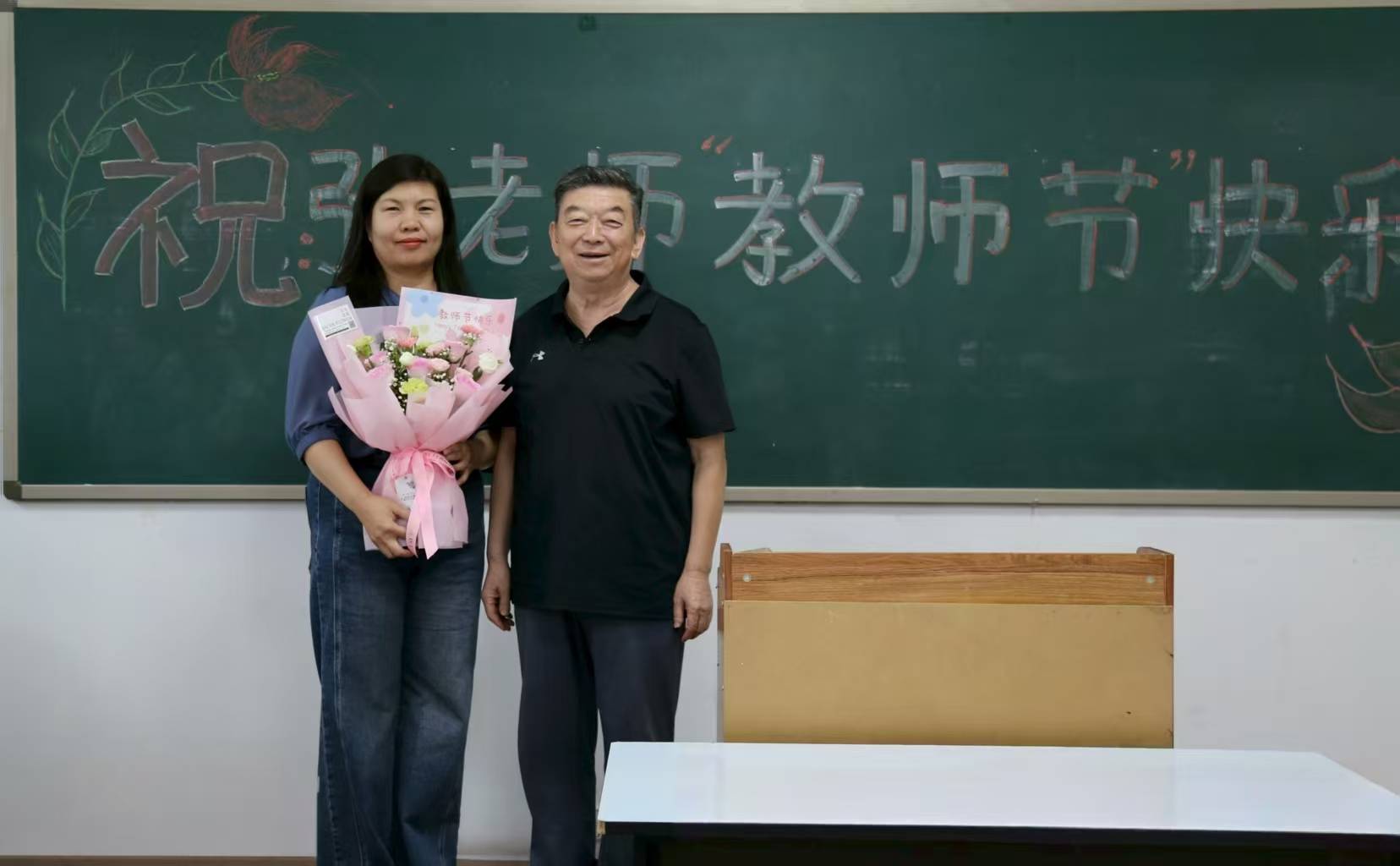 教师节情暖满课堂：老年大学艺术团以心致谢张丽莎老师