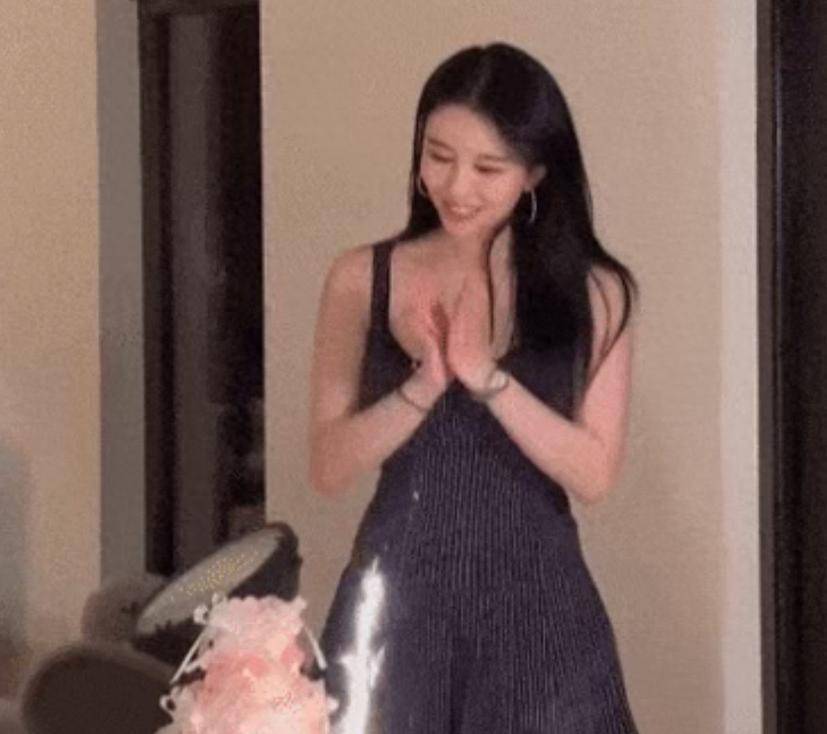 原创            邱淑贞女儿沈月24岁生日宴惊艳！颜值身材不输妈妈，最美星二代