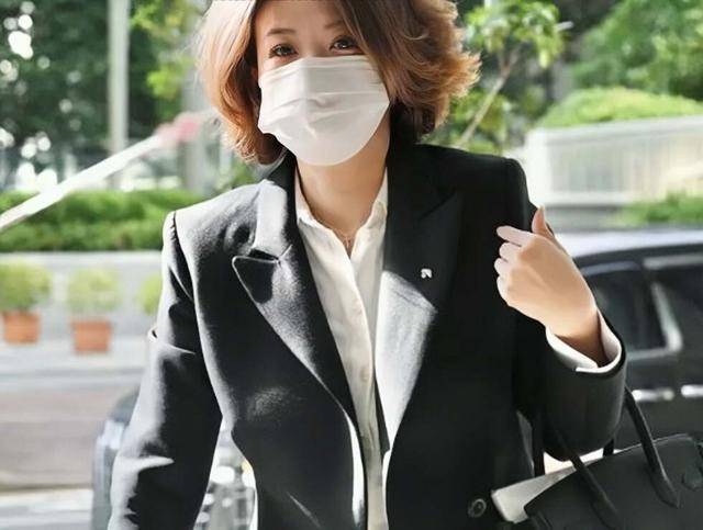 香港知名女星正在协议离婚，遭老公赶出豪宅，靠借款维持生活