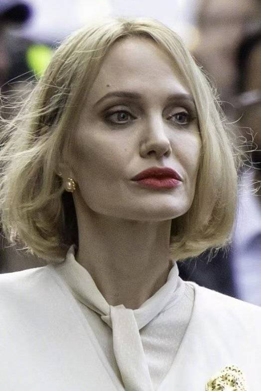 安吉丽娜·朱莉新片造型曝光 一袭白衣配金发气质出挑