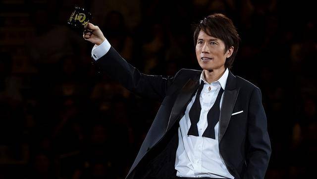 黄子华新女友曝光？两人举止亲密，女方紧紧环抱男方，一脸羞涩