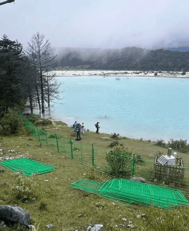 玉龙雪山“牛奶湖”被曝加装铁栅栏，当地回应：为安全考虑，此前有人在此遇险