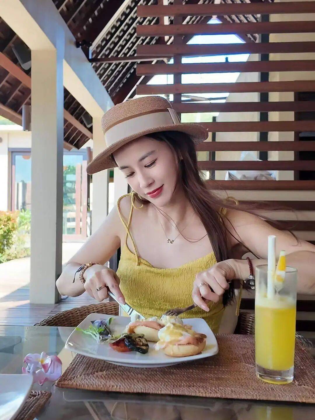 原创            无视杨子绯闻！42岁黄圣依巴厘岛度假，又白又瘦美回巅峰！